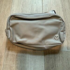 Lululemon Belt Bag in Siver and White